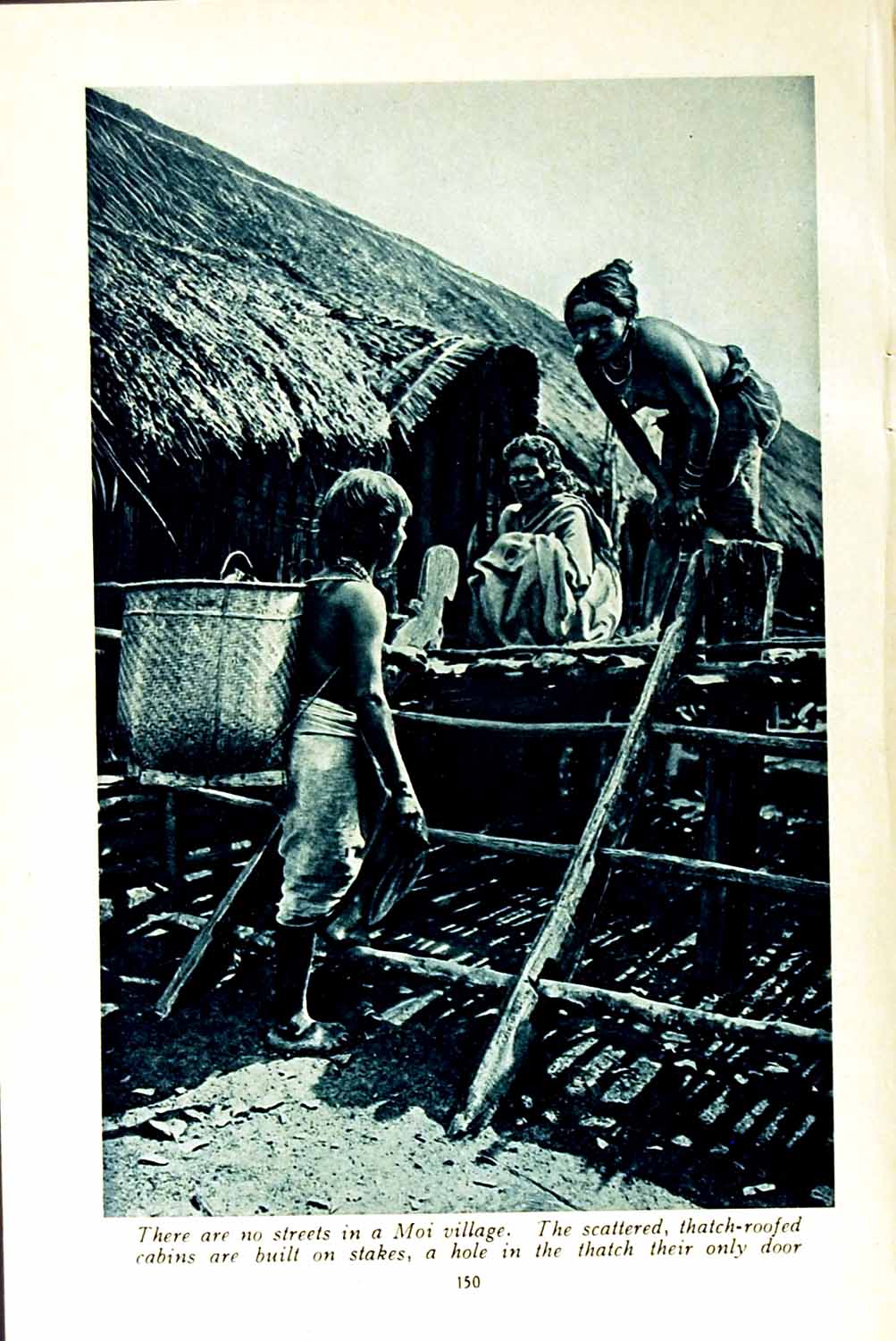 Original Old Vintage Print C1920 Moi Palisade Cabins People Thatch-Roofed 20th